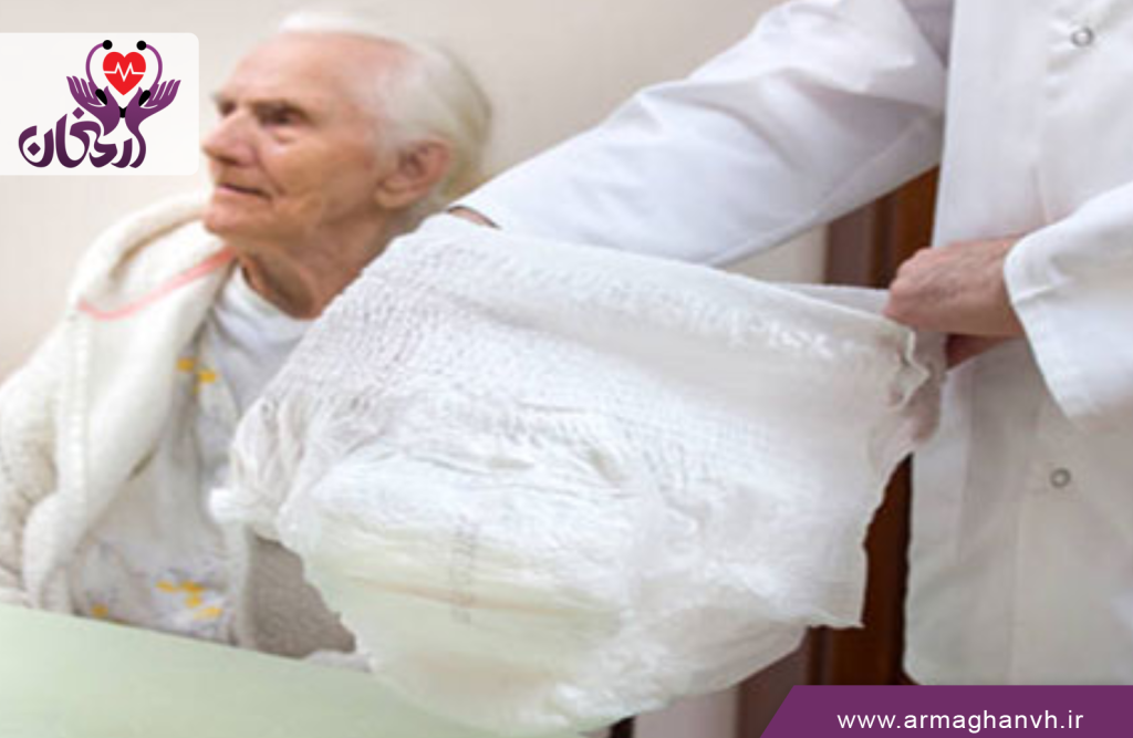 مراحل تعویض پوشک سالمند توسط پرستار با تجربه